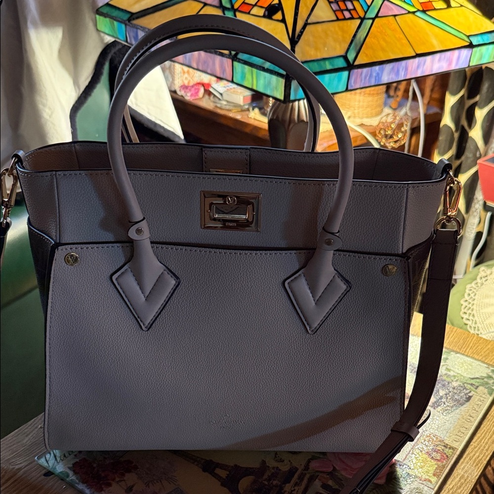 Elegant Gray Handbag